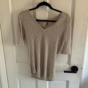 Anthropologie akemi + Kim size medium beige v neck